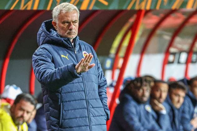 UEFA Europa League - 24 25 - FC Twente Enschede - Fenerbahce Istanbul am 03.10.2024 im im De Grolsch Veste in Enschede Trainer Coach Jose Mourinho gestikuliert