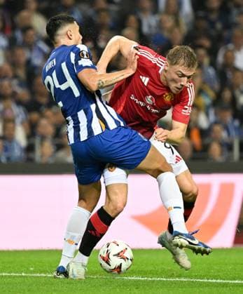 NehuÃ n PÃ rez of Porto FC and Rasmus Hojlund of Manchester United, ManU Porto v Manchester United, UEFA Europa League, Group Stage, Football, Estadio do Dragao, Porto, Portugal, 03 Oct 2024 EDITORIAL USE ONLY No use with unauthorised audio, video, data, fixture lists, club league logos or live services. Online in-match use limited to 120 images, no video emulation. No use in betting, games or single club league player publications.  Copyright: xZedxJameson Shutterstockx 14750815db