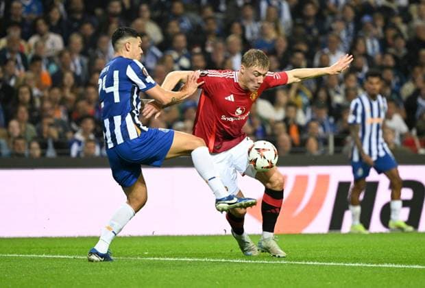 NehuÃ n PÃ rez of Porto FC and Rasmus Hojlund of Manchester United, ManU Porto v Manchester United, UEFA Europa League, Group Stage, Football, Estadio do Dragao, Porto, Portugal, 03 Oct 2024 EDITORIAL USE ONLY No use with unauthorised audio, video, data, fixture lists, club league logos or live services. Online in-match use limited to 120 images, no video emulation. No use in betting, games or single club league player publications.  Copyright: xZedxJameson Shutterstockx 14750815da