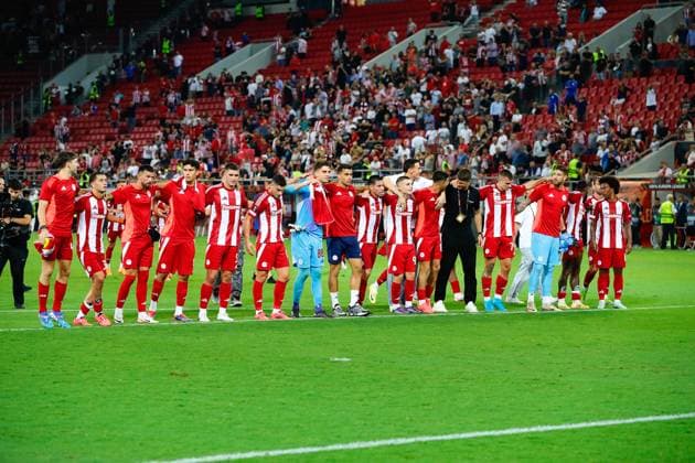Olympiacos F.C. v S.C. Braga UEFA Europa League Olympiacos F.C. players celebrate in front of their supporters during the UEFA Europa League match at Karaiskakis Stadium, Piraeus UK Newspapers OUT Copyright: xYannisxHalasx FIL-20717-0078