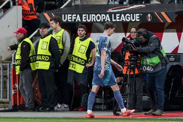 PRAGUE - Youri Baas of Ajax leaves the field with a red card during the UEFA Europa league match between SK Slavia Prague and Ajax Amsterdam at the Eden Arena on Oct. 3, 2024 in Prague, Czech Republic. ANP JEROEN PUTMANS netherlands out - belgium out Praag xVIxxIVx 510021358 originalFilename: 0766890931st.jpg