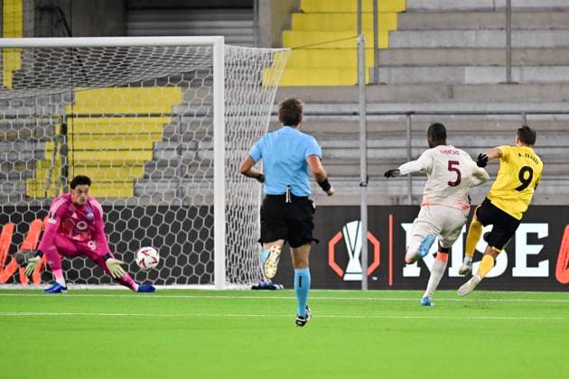 BORAS, SWEDEN 20241003 Roma s goalkeeper Mile Svilar makes a save as Elfsborg s Arber Zeneli ( 9, R) shoots past Roma s Evan N Dicka ( 5) during the UEFA Europa League soccer match between IF Elfsborg and AS Roma at Boras Arena in Boras, Sweden, on Oct. 3, 2024. BORAS SWEDEN x9200x