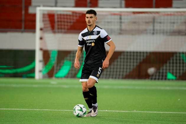 Albian Hajdari (FC Lugano, 05) am Ball , Fussball, UEFA Conference League, 1. Spieltag, 2024 2025, FC Lugano vs. HJK Helsinki, 03.10.2024, Arena Thun, Thun, Schweiz Thun Arena Thun Kanton Bern Schweiz Copyright: xGrantxHubbsx