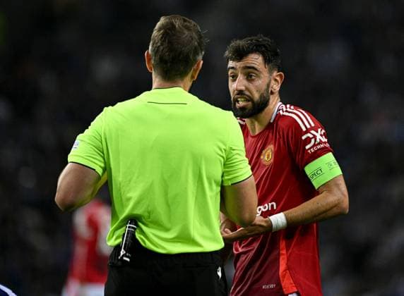 Bruno Fernandes of Manchester United, ManU appeals to Referee Tobias Stieler after being shown a yellow card Porto v Manchester United, UEFA Europa League, Group Stage, Football, Estadio do Dragao, Porto, Portugal, 03 Oct 2024 EDITORIAL USE ONLY No use with unauthorised audio, video, data, fixture lists, club league logos or live services. Online in-match use limited to 120 images, no video emulation. No use in betting, games or single club league player publications.  Copyright: xZedxJameson Shutterstockx 14750815dt