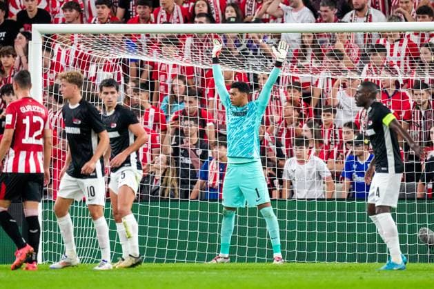 2024-10-03 Athletic Club v AZ - UEFA Europa League 2024 25 League Phase MD2 BILBAO, SPAIN - OCTOBER 3: Goalkeeper Rome Jayden Owusu-Oduro of AZ Alkmaar with arms up during the UEFA Europa League 2024 25 League Phase MD2 match between Athletic Club and AZ at Estadio de San MamÃ s on October 3, 2024 in Bilbao, Spain. Bilbao Estadio de San MamÃ s Spain Content not available for redistribution in The Netherlands directly or indirectly through any third parties. Copyright: xEdxvanxdexPolx