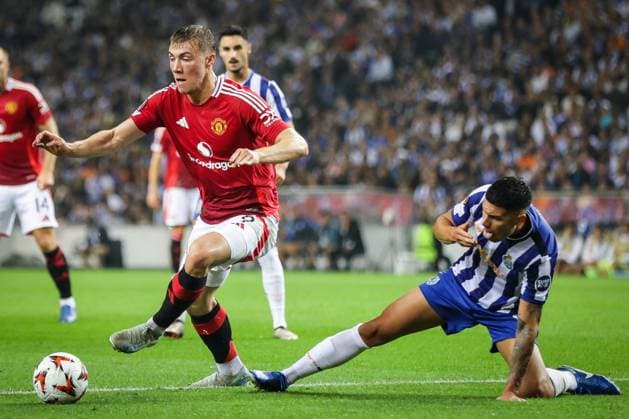 October 3, 2024, Porto, France, Portgual: Rasmus HOJLUND of Manchester United, ManU and Nehuen PEREZ of FC Porto during the UEFA Europa League, League Phase MD2 match between FC Porto and Manchester United FC at Estadio do Dragao on October 03, 2024 in Porto, Portugal. Porto Portgual - ZUMAm308 20241003_zsp_m308_007 Copyright: xMatthieuxMirvillex