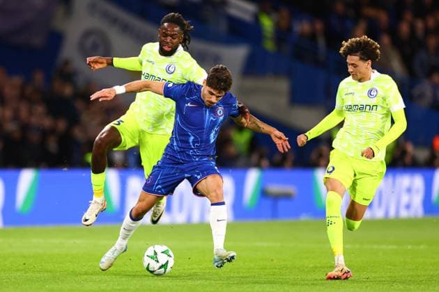 Chelsea v KAA Gent 03 October 2024, London - UEFA Conference League - Chelsea v KAA Gent - Pedro Neto of Chelsea and Jordan Torunarigha of KAA Gent - Photo: Jacques Feeney Offside. London UK Copyright: xJacquesxFeeneyx xOffsidexOffside