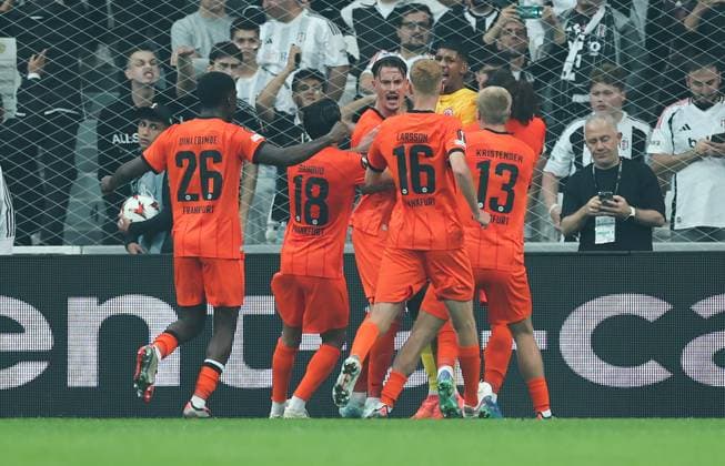 03.10.2024, Fussball UEFA Europa League, Besiktas JK Istanbul - Eintracht Frankfurt, emonline, emspor, v.l., Torwart Kaua Kaua-Morais Vieira Dos Santos (Eintracht Frankfurt) wird von seinen Mitspielern nach dem parierten Elfmeter von Ciro Immobile (Besiktas JK) gefeiert DFL DFB REGULATIONS PROHIBIT ANY USE OF PHOTOGRAPHS AS IMAGE SEQUENCES AND OR QUASI-VIDEO. xdcx Copyright: HMBxMedia