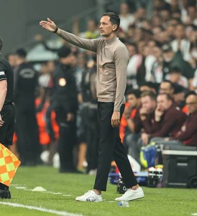 03.10.2024, Fussball UEFA Europa League, Besiktas JK Istanbul - Eintracht Frankfurt, emonline, emspor, v.l., Trainer Dino Toppmöller (Eintracht Frankfurt) gibt Anweisungen, gestikuliert, mit den Armen gestikulieren gives instructions, gesticulate DFL DFB REGULATIONS PROHIBIT ANY USE OF PHOTOGRAPHS AS IMAGE SEQUENCES AND OR QUASI-VIDEO. xdcx Copyright: HMBxMedia