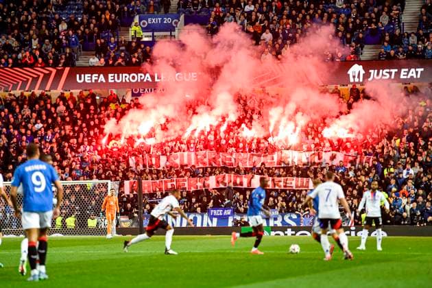 Sport Bilder des Tages Rangers v Olympique Lyonnais UEFA Europa League Fans of Rangers with pyro and a sign during the UEFA Europa League match at Ibrox Stadium, Glasgow UK Newspapers OUT Copyright: xJamiexJohnstonx FIL-20729-0037