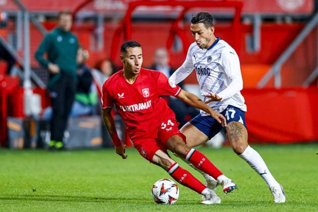 ENSCHEDE, 03-10-2024 , Stadium de Grolsch Veste, football, UEFA Europa League, season 2024 2025, during the match FC Twente - Fenerbahce, FC Twente player Anass Salah-Eddine and Fenerbahce player Irfan Can Kahveci Twente - Fenerbahce  x26383851x Copyright: