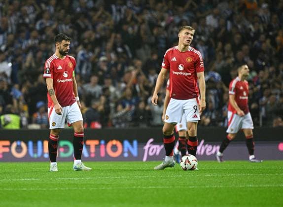 Bruno Fernandes of Manchester United, ManU and Rasmus Hojlund look dejected after Samu Omorodion of Porto FC scored to make it 3-2 Porto v Manchester United, UEFA Europa League, Group Stage, Football, Estadio do Dragao, Porto, Portugal, 03 Oct 2024 EDITORIAL USE ONLY No use with unauthorised audio, video, data, fixture lists, club league logos or live services. Online in-match use limited to 120 images, no video emulation. No use in betting, games or single club league player publications.  Copyright: xZedxJameson Shutterstockx 14750815ew