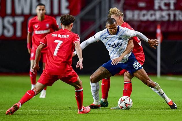 ENSCHEDE, 03-10-2024 , Stadium de Grolsch Veste, football, UEFA Europa League, season 2024 2025, during the match FC Twente - Fenerbahce, Fenerbahce player Rodrigo Becao and FC Twente player Max Bruns and FC Twente player Mitchell van Bergen Twente - Fenerbahce  x26383858x Copyright: