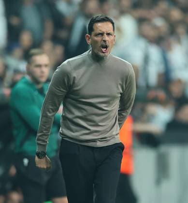 03.10.2024, Fussball UEFA Europa League, Besiktas JK Istanbul - Eintracht Frankfurt, emonline, emspor, v.l., Trainer Dino Toppmöller (Eintracht Frankfurt) gibt Anweisungen, gestikuliert, mit den Armen gestikulieren gives instructions, gesticulate DFL DFB REGULATIONS PROHIBIT ANY USE OF PHOTOGRAPHS AS IMAGE SEQUENCES AND OR QUASI-VIDEO. xdcx Copyright: HMBxMedia