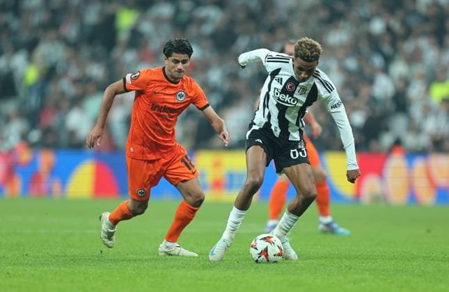 03.10.2024, Fussball UEFA Europa League, Besiktas JK Istanbul - Eintracht Frankfurt, emonline, emspor, v.l., Mahmoud Dahoud (Eintracht Frankfurt), Gedson Fernandes (Besiktas JK) DFL DFB REGULATIONS PROHIBIT ANY USE OF PHOTOGRAPHS AS IMAGE SEQUENCES AND OR QUASI-VIDEO. xdcx Copyright: HMBxMedia