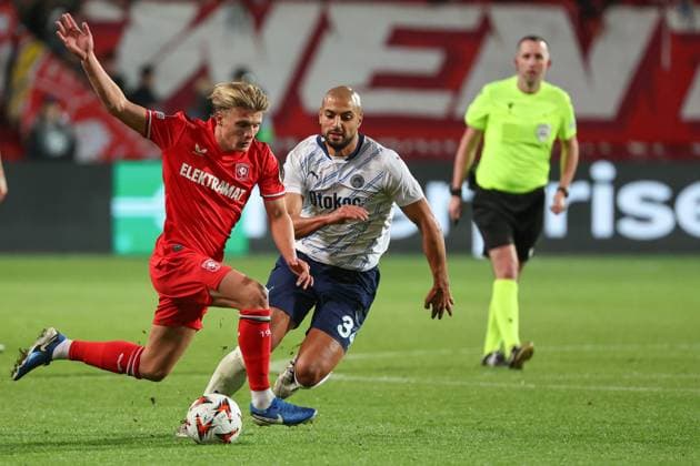 UEFA Europa League - 24 25 - FC Twente Enschede - Fenerbahce Istanbul am 03.10.2024 im im De Grolsch Veste in Enschede Sofyan Amrabat (Fenerbahce 34) gegen Sem Steijn (Twente 14)