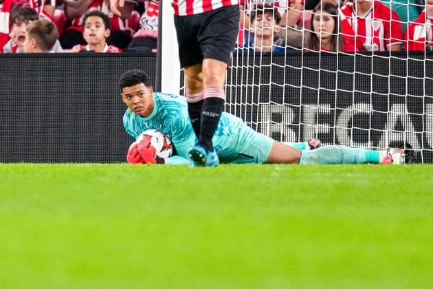 2024-10-03 Athletic Club v AZ - UEFA Europa League 2024 25 League Phase MD2 BILBAO, SPAIN - OCTOBER 3: Goalkeeper Rome Jayden Owusu-Oduro of AZ Alkmaar holds the ball during the UEFA Europa League 2024 25 League Phase MD2 match between Athletic Club and AZ at Estadio de San MamÃ s on October 3, 2024 in Bilbao, Spain. Bilbao Estadio de San MamÃ s Spain Content not available for redistribution in The Netherlands directly or indirectly through any third parties. Copyright: xEdxvanxdexPolx