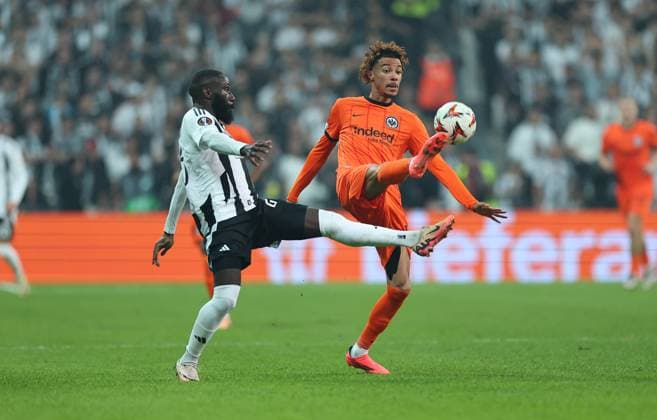 03.10.2024, Fussball UEFA Europa League, Besiktas JK Istanbul - Eintracht Frankfurt, emonline, emspor, v.l., Arthur Masuaku (Besiktas JK), Hugo Ekitike (Eintracht Frankfurt) DFL DFB REGULATIONS PROHIBIT ANY USE OF PHOTOGRAPHS AS IMAGE SEQUENCES AND OR QUASI-VIDEO. xdcx Copyright: HMBxMedia