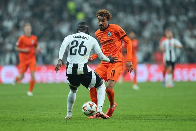 03.10.2024, Fussball UEFA Europa League, Besiktas JK Istanbul - Eintracht Frankfurt, emonline, emspor, v.l., Arthur Masuaku (Besiktas JK), Hugo Ekitike (Eintracht Frankfurt) DFL DFB REGULATIONS PROHIBIT ANY USE OF PHOTOGRAPHS AS IMAGE SEQUENCES AND OR QUASI-VIDEO. xdcx Copyright: HMBxMedia