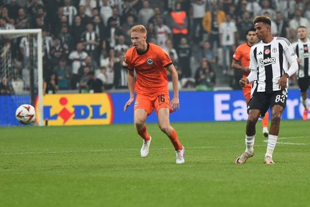 Gedson Fernandes (83) of Besiktas and Hugo Larsson (16) of Eintracht Frankfurt during the UEFA Europa League 2024 25 League Phase MD2 match between Besiktas JK and Eintracht Frankfurt at Tupras Stadium on October 3, 2024 in Istanbul, Turkey. Istanbul Turkey Copyright: xSeskimphotox Besiktas-EFrankfurt-31024 (62)