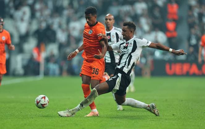 03.10.2024, Fussball UEFA Europa League, Besiktas JK Istanbul - Eintracht Frankfurt, emonline, emspor, v.l., Ansgar Knauff (Eintracht Frankfurt), Felix Uduokhai (Besiktas JK) DFL DFB REGULATIONS PROHIBIT ANY USE OF PHOTOGRAPHS AS IMAGE SEQUENCES AND OR QUASI-VIDEO. xdcx Copyright: HMBxMedia