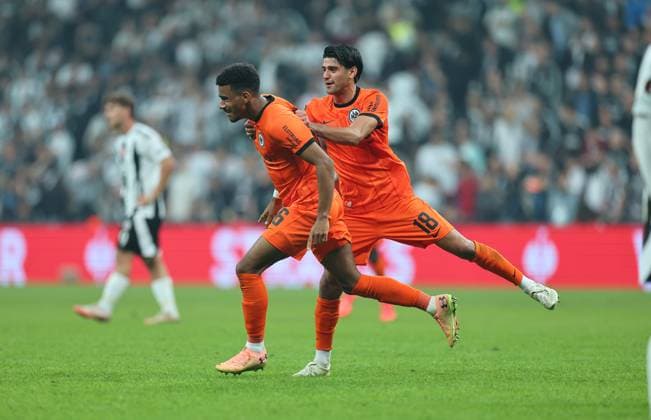 03.10.2024, Fussball UEFA Europa League, Besiktas JK Istanbul - Eintracht Frankfurt, emonline, emspor, v.l., Torjubel zum 0:3 durch Ansgar Knauff (Eintracht Frankfurt), Mahmoud Dahoud (Eintracht Frankfurt), Goal celebration, celebrate the goal DFL DFB REGULATIONS PROHIBIT ANY USE OF PHOTOGRAPHS AS IMAGE SEQUENCES AND OR QUASI-VIDEO. xdcx Copyright: HMBxMedia