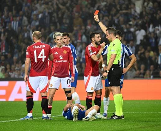 Bruno Fernandes of Manchester United, ManU is sent off by referee Tobias Stieler for a foul on NehuÃ n PÃ rez of Porto FC Porto v Manchester United, UEFA Europa League, Group Stage, Football, Estadio do Dragao, Porto, Portugal, 03 Oct 2024 EDITORIAL USE ONLY No use with unauthorised audio, video, data, fixture lists, club league logos or live services. Online in-match use limited to 120 images, no video emulation. No use in betting, games or single club league player publications.  Copyright: xZedxJameson Shutterstockx 14750815ga