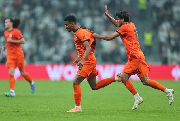 03.10.2024, Fussball UEFA Europa League, Besiktas JK Istanbul - Eintracht Frankfurt, emonline, emspor, v.l., Torjubel zum 0:3 durch Ansgar Knauff (Eintracht Frankfurt), Goal celebration, celebrate the goal, Mahmoud Dahoud (Eintracht Frankfurt) DFL DFB REGULATIONS PROHIBIT ANY USE OF PHOTOGRAPHS AS IMAGE SEQUENCES AND OR QUASI-VIDEO. xdcx Copyright: HMBxMedia