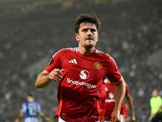 Harry Maguire of Manchester United, ManU scores to make it 3-3 and celebrates Porto v Manchester United, UEFA Europa League, Group Stage, Football, Estadio do Dragao, Porto, Portugal, 03 Oct 2024 EDITORIAL USE ONLY No use with unauthorised audio, video, data, fixture lists, club league logos or live services. Online in-match use limited to 120 images, no video emulation. No use in betting, games or single club league player publications.  Copyright: xZedxJameson Shutterstockx 14750815gq