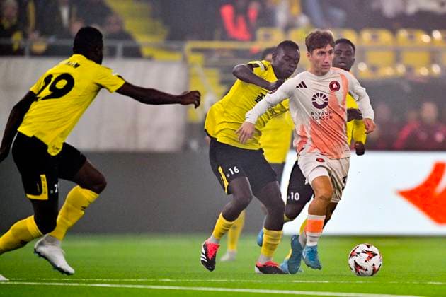 BORAS, SVERIGE 20241003 Romas Tommaso Baldanzi jagas av Elfsborgs Buhari Ibrahim, Timothy Ouma och Michael Baidoo under torsdagens fotbollsmatch i Europa League mellan IF Elfsborg och AS Roma pa Boras arena. BORAS SVERIGE x9200x
