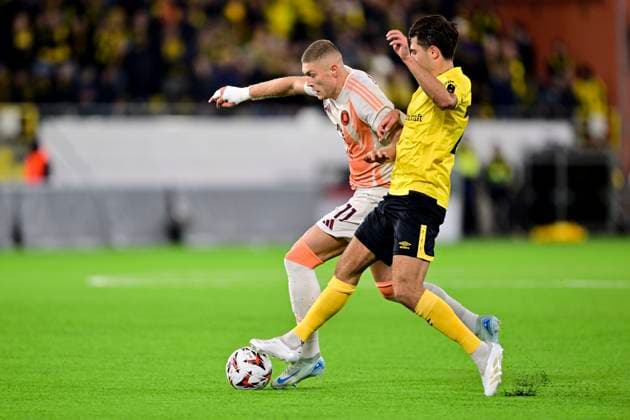 BORAS, SVERIGE 20241003 Romas Artem Dovbyk och Elfsborgs Besfort Zeneli kämpar om bollen under torsdagens fotbollsmatch i Europa League mellan IF Elfsborg och AS Roma pa Boras arena. BORAS SVERIGE x9200x
