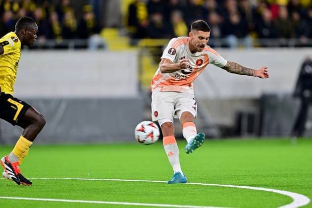BORAS, SVERIGE 20241003 Romas Lorenzo Pellegrini skjuter ett skott framför Elfsborgs Timothy Ouma under torsdagens fotbollsmatch i Europa League mellan IF Elfsborg och AS Roma pa Boras arena. BORAS SVERIGE x9200x