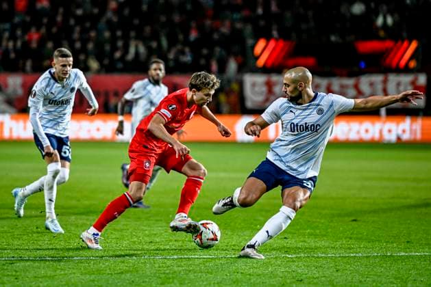 FC Twente midfielder Youri Regeer, Fenerbahce midfielder Sofyan Amrabat, during the match Twente - Fenerbahce at the Grolsch Veste for the UEFA Europa League - League phase - Matchday 2 season 2024-2025 in ENSCHEDE, Netherlands on 3 oktober 2024, (photo by Stefan Koops EYE4images DeFodi Images) Defodi-746_192536