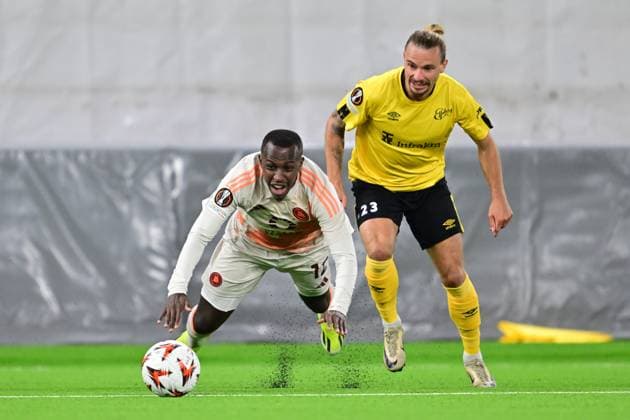 BORAS, SVERIGE 20241003 Romas Saud Abdulhamid faller framför Elfsborgs Niklas Hult under torsdagens fotbollsmatch i Europa League mellan IF Elfsborg och AS Roma pa Boras arena. BORAS SVERIGE x9200x