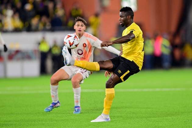 BORAS, SVERIGE 20241003 Elfsborgs Buhari Ibrahim med bollen framför Romas NiccolÃ² Pisilli under torsdagens fotbollsmatch i Europa League mellan IF Elfsborg och AS Roma pa Boras arena. BORAS SVERIGE x9200x