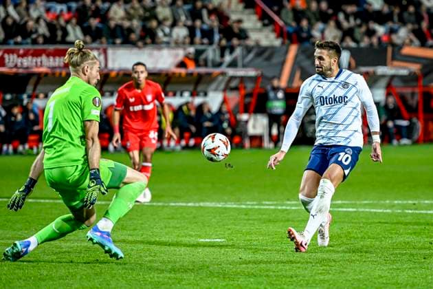 FC Twente goalkeeper Lars Unnerstall, Fenerbahce forward Dusan Tadic score the 1-1, during the match Twente - Fenerbahce at the Grolsch Veste for the UEFA Europa League - League phase - Matchday 2 season 2024-2025 in ENSCHEDE, Netherlands on 3 oktober 2024, (photo by Stefan Koops EYE4images DeFodi Images) Defodi-746_192547