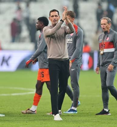 03.10.2024, Fussball UEFA Europa League, Besiktas JK Istanbul - Eintracht Frankfurt, emonline, emspor, v.l., Trainer Dino Toppmöller (Eintracht Frankfurt) bedankt sich bei den Fans, bedanken, Dank, Mannschaft nach dem Spiel, after the match, bedankt sich bei den Fans, applauds the fans DFL DFB REGULATIONS PROHIBIT ANY USE OF PHOTOGRAPHS AS IMAGE SEQUENCES AND OR QUASI-VIDEO. xdcx Copyright: HMBxMedia