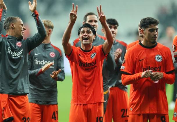 03.10.2024, Fussball UEFA Europa League, Besiktas JK Istanbul - Eintracht Frankfurt, emonline, emspor, v.l., Mahmoud Dahoud (Eintracht Frankfurt) feiert mit den Fans DFL DFB REGULATIONS PROHIBIT ANY USE OF PHOTOGRAPHS AS IMAGE SEQUENCES AND OR QUASI-VIDEO. xdcx Copyright: HMBxMedia