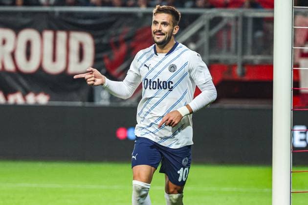 UEFA Europa League - 24 25 - FC Twente Enschede - Fenerbahce Istanbul am 03.10.2024 im im De Grolsch Veste in Enschede Jubel, Torjubel, Torschuetze, Torschütze Dusan Tadic (Fenerbahce 10) jubelt nach seinem Tor zum 1 zu 1