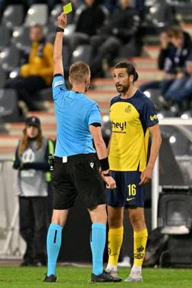 241002 Royale Union Saint-Gilloise vs FK Bodo Glimt Christian Burgess (16) of Union receives a yellow card from referee Ondrej Berka during the Europa League matchday 2 in the league phase game in the 2024-2025 season between Royale Union Saint-Gilloise and FK Bodo Glimt on October 3 , 2024 in Brussels, Belgium. (Photo by David Catry Isosport ) BRUSSELS BELGIUM  Copyright: xx 482624