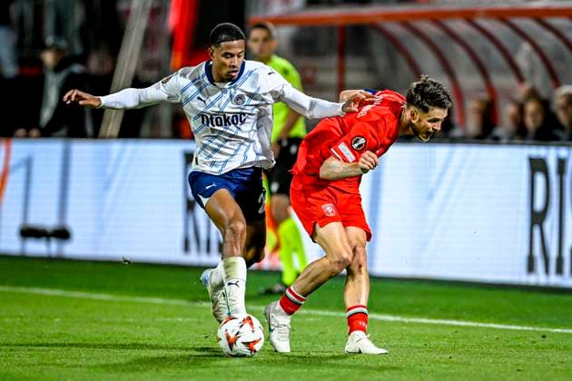 Fenerbahce defender Jayden Oosterwolde, FC Twente forward Ricky van Wolfswinkel, during the match Twente - Fenerbahce at the Grolsch Veste for the UEFA Europa League - League phase - Matchday 2 season 2024-2025 in ENSCHEDE, Netherlands on 3 oktober 2024, (photo by Stefan Koops EYE4images DeFodi Images) Defodi-746_192559