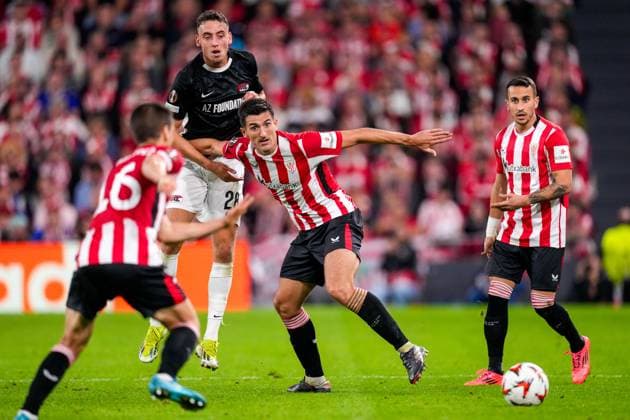 2024-10-03 Athletic Club v AZ - UEFA Europa League 2024 25 League Phase MD2 BILBAO, SPAIN - OCTOBER 3: Daniel Vivian of Athletic Club battles for possession with Zico Buurmeester of AZ Alkmaar during the UEFA Europa League 2024 25 League Phase MD2 match between Athletic Club and AZ at Estadio de San MamÃ s on October 3, 2024 in Bilbao, Spain. Bilbao Estadio de San MamÃ s Spain Content not available for redistribution in The Netherlands directly or indirectly through any third parties. Copyright: xEdxvanxdexPolx