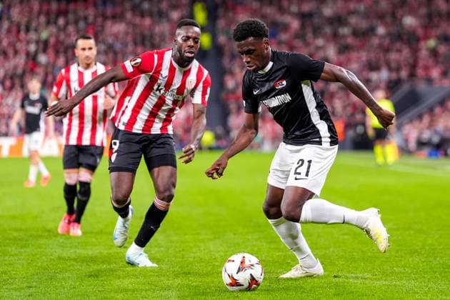 2024-10-03 Athletic Club v AZ - UEFA Europa League 2024 25 League Phase MD2 BILBAO, SPAIN - OCTOBER 3: Inaki Williams of Athletic Club battles for possession with Ernest Poku of AZ Alkmaar during the UEFA Europa League 2024 25 League Phase MD2 match between Athletic Club and AZ at Estadio de San MamÃ s on October 3, 2024 in Bilbao, Spain. Bilbao Estadio de San MamÃ s Spain Content not available for redistribution in The Netherlands directly or indirectly through any third parties. Copyright: xEdxvanxdexPolx