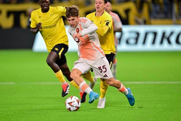 BORAS, SWEDEN 20241003 Roma s Tommaso Baldanzi is chased by Elfsborg s Timothy Ouma and Simon Hedlund during the UEFA Europa League soccer match between IF Elfsborg and AS Roma at Boras Arena in Boras, Sweden, on Oct. 3, 2024. BORAS SWEDEN x9200x