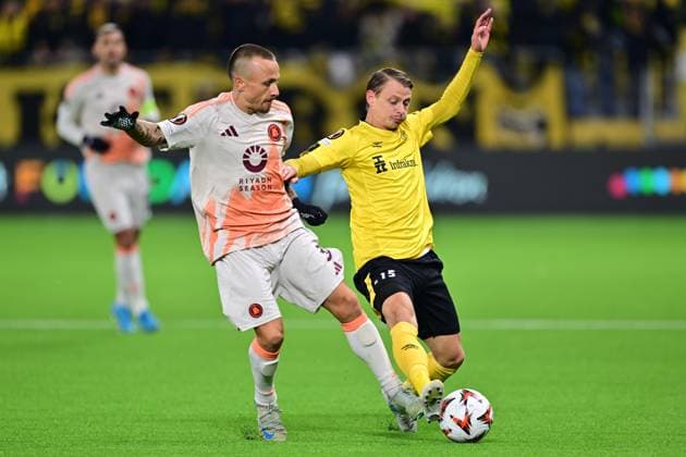 BORAS, SWEDEN 20241003 Roma s Angelino and Elfsborg s Simon Hedlund fight for the ball during the UEFA Europa League soccer match between IF Elfsborg and AS Roma at Boras Arena in Boras, Sweden, on Oct. 3, 2024. BORAS SWEDEN x9200x