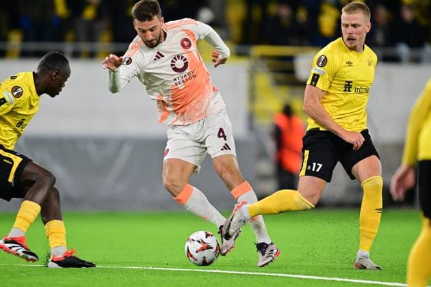 BORAS, SWEDEN 20241003 Roma s Bryan Cristante with the ball between Elfsborg s Terry Yegbe and Per Frick during the UEFA Europa League soccer match between IF Elfsborg and AS Roma at Boras Arena in Boras, Sweden, on Oct. 3, 2024. BORAS SWEDEN x9200x