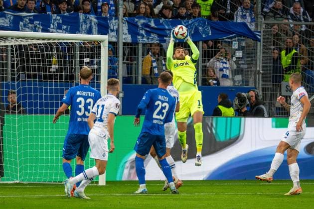 Fußball UEFA Europa League, Saison 2024 25, 2. Spieltag: TSG Hoffenheim gegen Dynamo Kiew. Bild: Torwart Georgiy Bushchan (1, Kiew) entschärft die Situation Copyright: xUdoxHerrmannx
