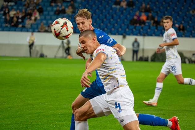 Fußball UEFA Europa League, Saison 2024 25, 2. Spieltag: TSG Hoffenheim gegen Dynamo Kiew. Bild: Intensiver Zweikampf zwischen Max Moerstedt (33, Hoffenheim) und Denys Popov (4, Kiew) Copyright: xUdoxHerrmannx