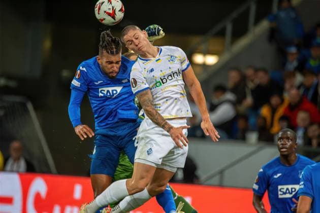 Sport Bilder des Tages Fußball UEFA Europa League, Saison 2024 25, 2. Spieltag: TSG Hoffenheim gegen Dynamo Kiew. Bild: Kopfballduell zwischen Kevin Akpoguma und Volodymyr Brazhko (6, Kiew) Copyright: xUdoxHerrmannx