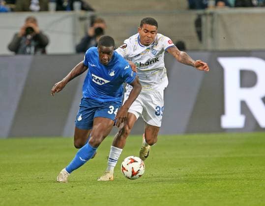 V.li. Sranley Nsoki (Hoffenheim) , Eduardo Guerrero (Kiew) . Fussball: Europa League: Saison 24 25: TSG 1899 Hoffenheim - Dynamo Kiew , 2. Spieltag, 03.10.2024.